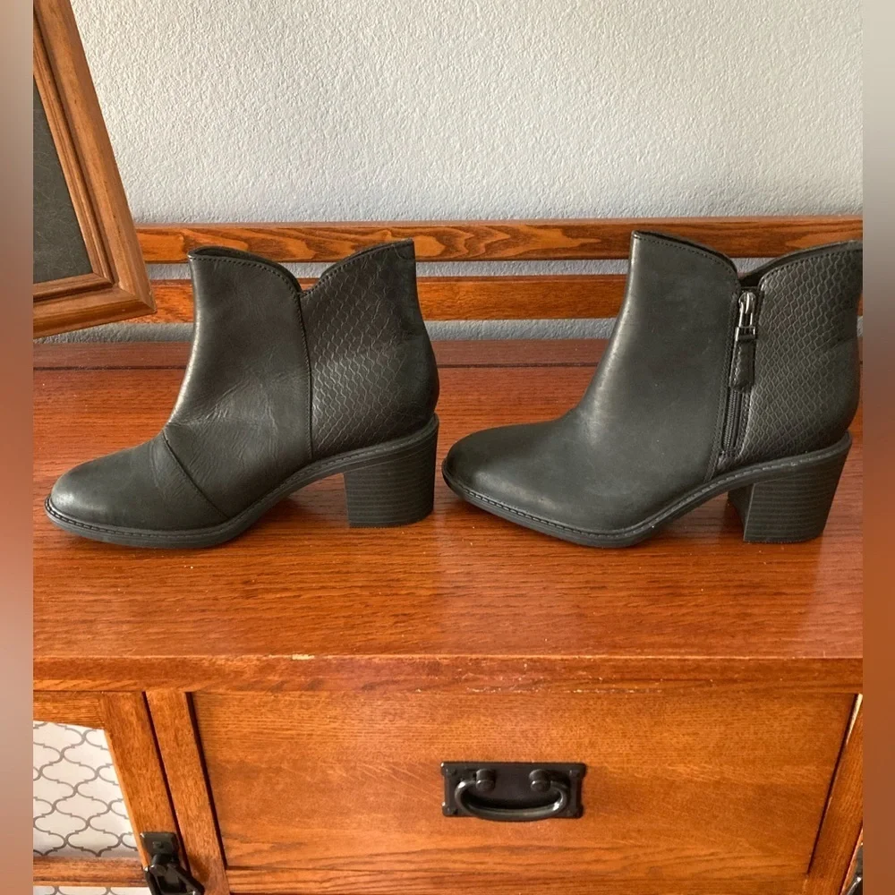 Clark’s Women’s Leather Scene Black Ankle Boots, size 8.5 New Without box